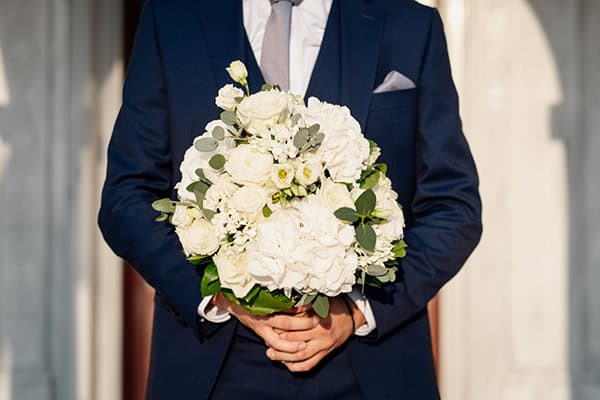 summer-wedding-drama-white-hydrangeas-eucalyptus_20
