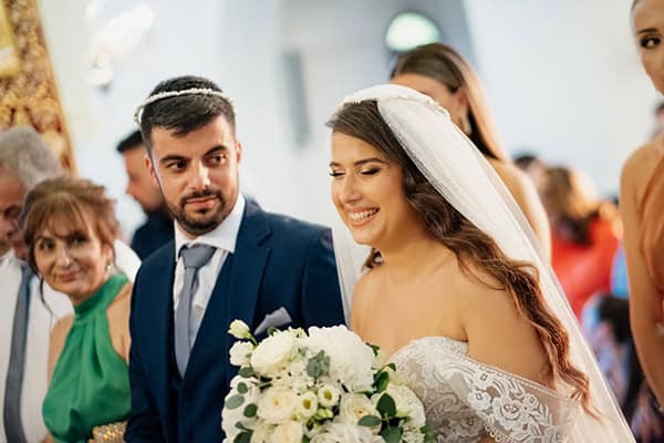 summer-wedding-drama-white-hydrangeas-eucalyptus_23