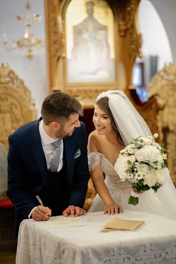 summer-wedding-drama-white-hydrangeas-eucalyptus_26