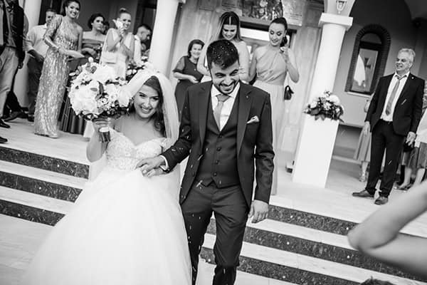 summer-wedding-drama-white-hydrangeas-eucalyptus_26x