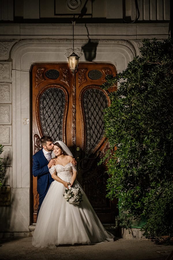 summer-wedding-drama-white-hydrangeas-eucalyptus_27x