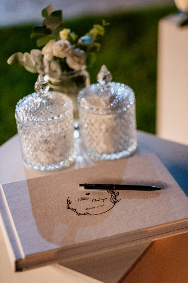 summer-wedding-drama-white-hydrangeas-eucalyptus_29