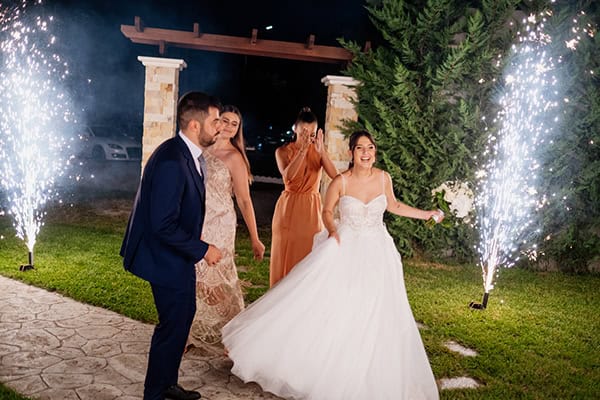 summer-wedding-drama-white-hydrangeas-eucalyptus_31