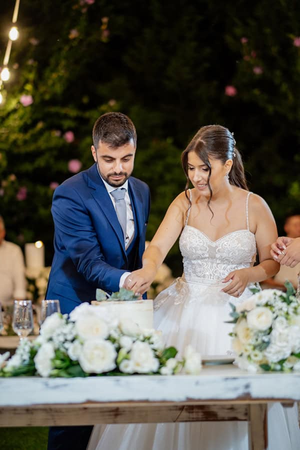 summer-wedding-drama-white-hydrangeas-eucalyptus_31x