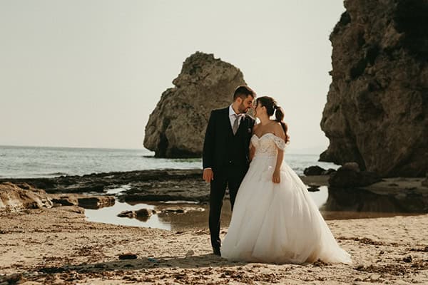 summer-wedding-drama-white-hydrangeas-eucalyptus_34