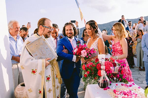summer-wedding-sifnos-bougainvillea-blooms-fucshia-hues_42