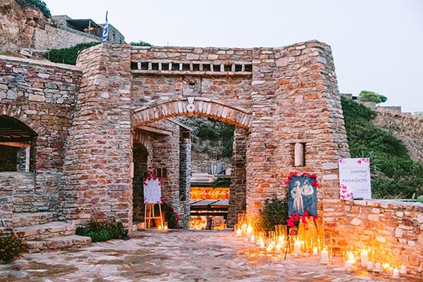 summer-wedding-sifnos-bougainvillea-blooms-fucshia-hues_49