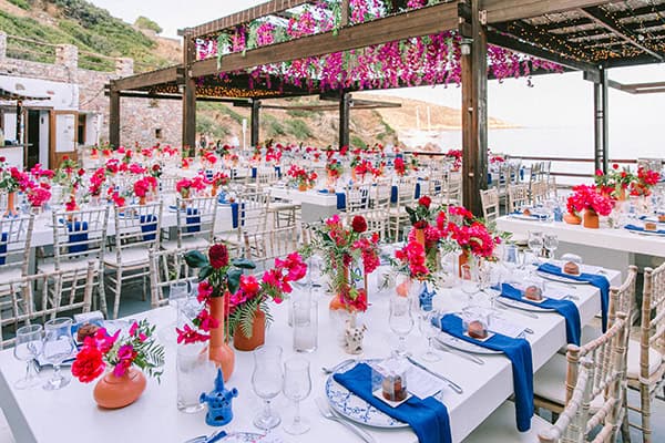 summer-wedding-sifnos-bougainvillea-blooms-fucshia-hues_52