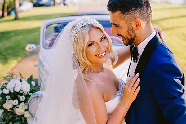 Utterly romantic γάμος στην Καλαμάτα με υπέροχο λευκό ανθοστολισμό και χρυσές λεπτομέρειες │ Jenna & Bardia