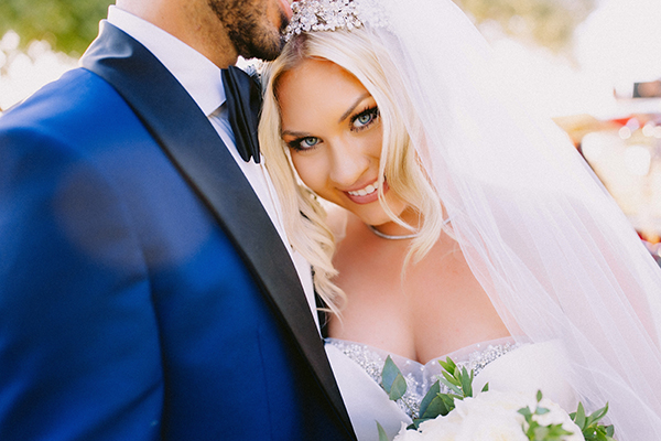 utterly-romantic-wedding-kalamata-lovely-white-arrangments-gold-details_02x