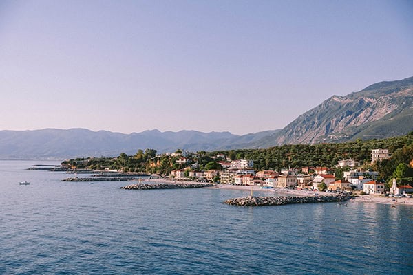 utterly-romantic-wedding-kalamata-lovely-white-arrangments-gold-details_03