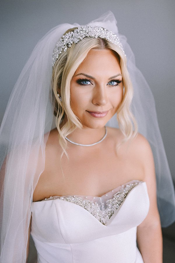 utterly-romantic-wedding-kalamata-lovely-white-arrangments-gold-details_07z