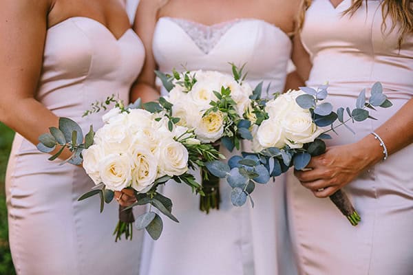 utterly-romantic-wedding-kalamata-lovely-white-arrangments-gold-details_10x