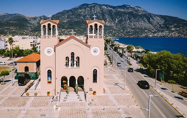 utterly-romantic-wedding-kalamata-lovely-white-arrangments-gold-details_15