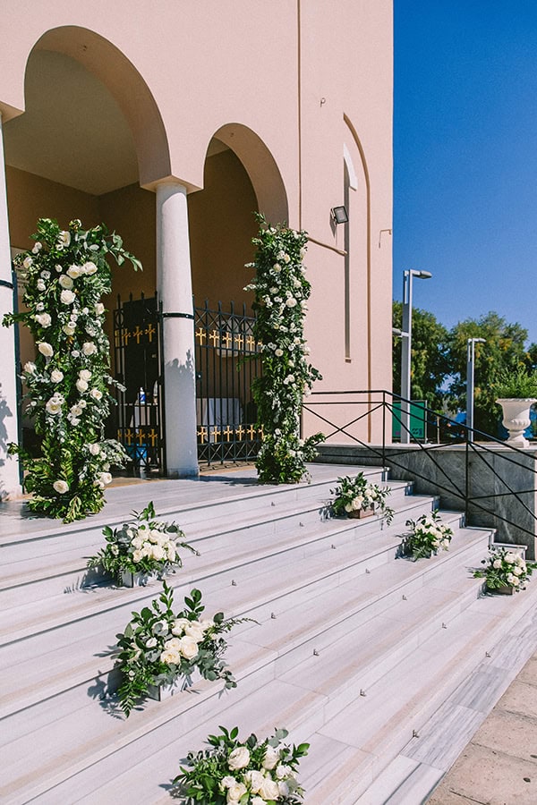 utterly-romantic-wedding-kalamata-lovely-white-arrangments-gold-details_18
