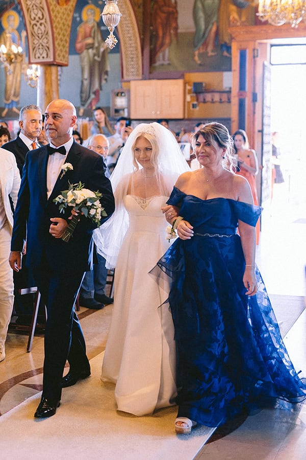 utterly-romantic-wedding-kalamata-lovely-white-arrangments-gold-details_24