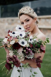 Ανοιξιάτικη νυφική ανθοδέσμη με λευκές ανεμώνες και ροζ τριαντάφυλλα