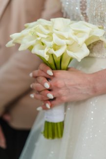 Λευκή νυφική ανθοδέσμη με κάλλες