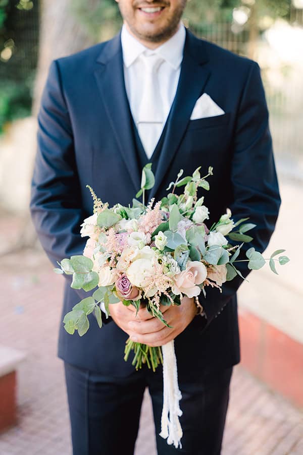 Υπέροχο νυφικό μπουκέτο με μωβ τριαντάφυλλα και ευκάλυπτο