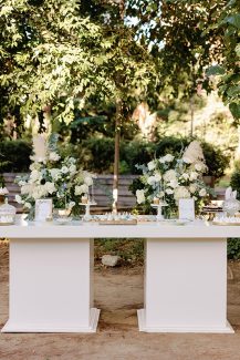 Chic στολισμός candy table με ιβουαρ τριαντάφυλλα