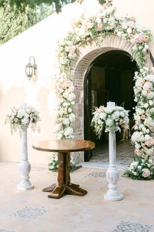 Όμορφη διακόσμηση εισόδου εκκλησίας με ορτανσίες και λυσίανθους σε απαλές αποχρώσεις