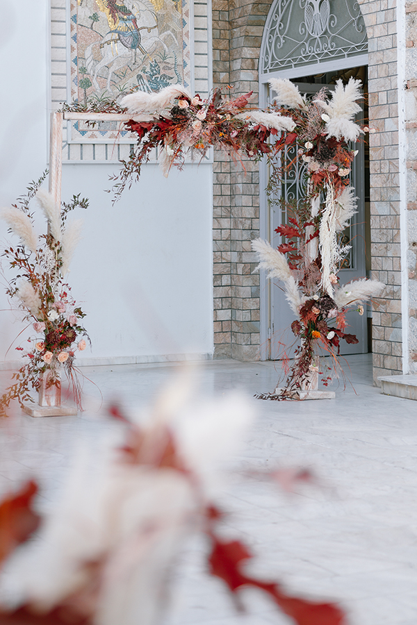 Ξύλινη λουλουδένια αψίδα από αποξηραμένα λουλούδια και λευκά pampas grass Ξύλινη λουλουδένια αψίδα από αποξηραμένα λουλούδια και λευκά pampas grass