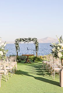 Ρομαντική διακόσμηση τελετής εξωτερικού χώρου με αμφορείς και λουλουδένια αψίδα Ρομαντική διακόσμηση τελετής εξωτερικού χώρου με αμφορείς και λουλουδένια αψίδα