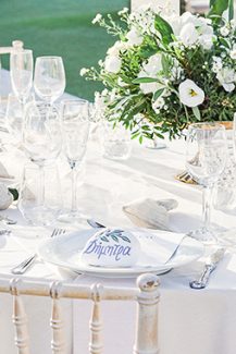 Ρομαντικός στολισμός τραπεζιών δεξίωσης με λυσίανθους και ορτανσίες σε χρυσά centerpieces