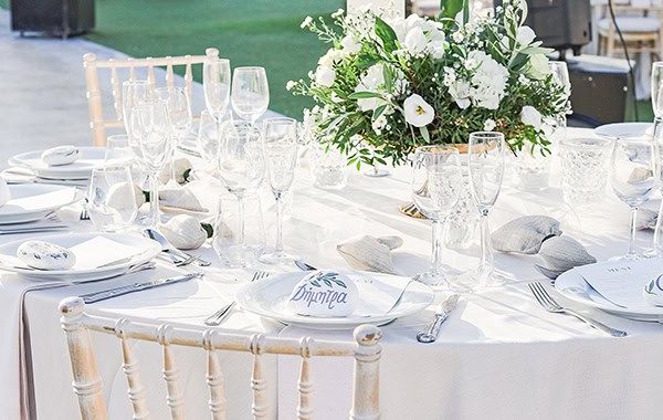 Ρομαντικός στολισμός τραπεζιών δεξίωσης με λυσίανθους και ορτανσίες σε χρυσά centerpieces