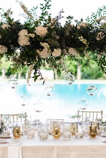 Ιδιαίτερος στολισμός γαμήλιου τραπεζιού με λουλουδένια αψίδα από ορτανσίες