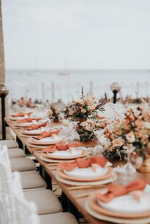 Όμορφη διακόσμηση τραπεζιών δεξίωσης με λουλούδια σε πορτοκαλί αποχρώσεις