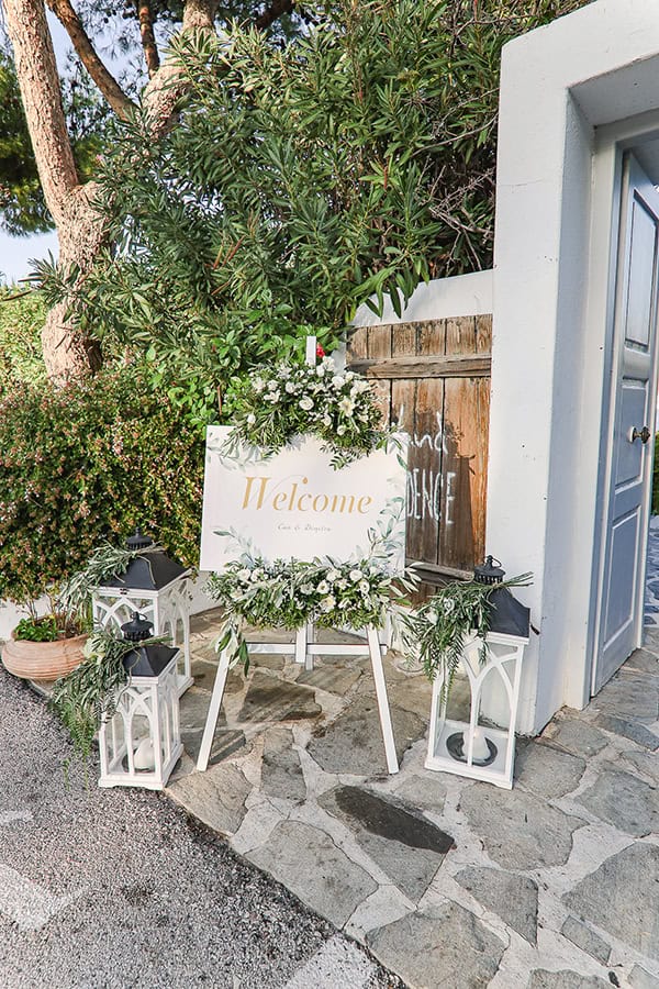 Ρομαντική διακόσμηση πίνακα καλωσορίσματος με λυσίανθους και φύλλα ελιάς