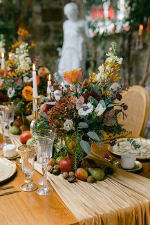 Μοντέρνος στολισμός τραπεζιού δεξίωσης με λευκές τουλίπες και ανεμώνες