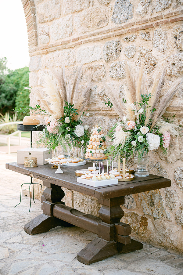 Mποέμ chic στολισμός dessert table με pampas grass και λυσίανθους Mποέμ chic στολισμός dessert table με pampas grass και λυσίανθους