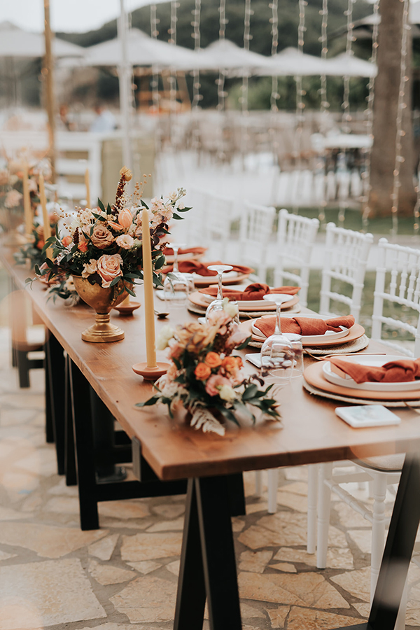 Στολισμός γαμήλιου τραπεζιού με ροζ τριαντάφυλλα και πορτοκαλί τουλίπες