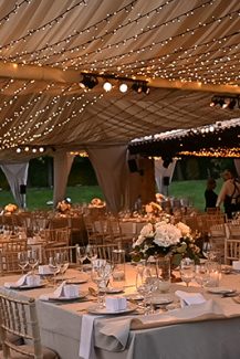 Εντυπωσιακός στολισμός δεξίωσης εσωτερικού χώρου με φαντασμαγορικά fairy lights