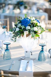 Διακόσμηση τραπεζιών δεξίωσης με μπλε ορτανσίες και λυσίανθους Διακόσμηση τραπεζιών δεξίωσης με μπλε ορτανσίες και λυσίανθους