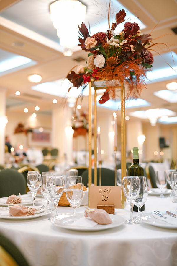 Στολισμός τραπεζιών δεξίωσης με ψηλά centerpieces απο αποξηραμένα άνθη