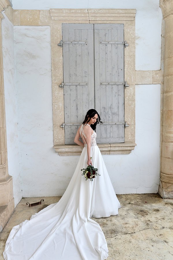 winter-wedding-nicosia-bordeaux-chrysanthemum-white-roses_04