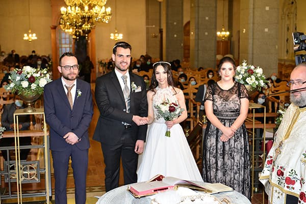 winter-wedding-nicosia-bordeaux-chrysanthemum-white-roses_06