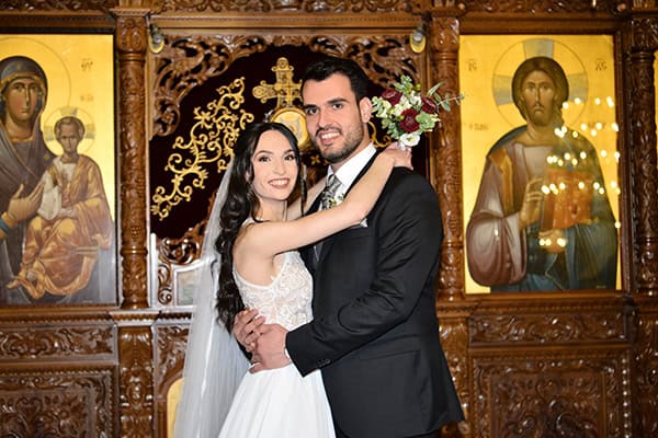 winter-wedding-nicosia-bordeaux-chrysanthemum-white-roses_22