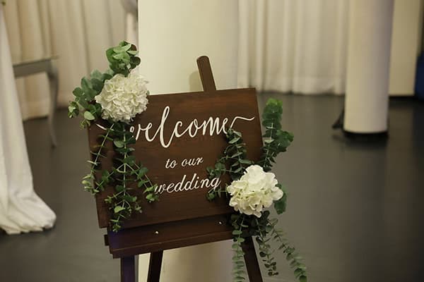 winter-wedding-nicosia-bordeaux-chrysanthemum-white-roses_23x
