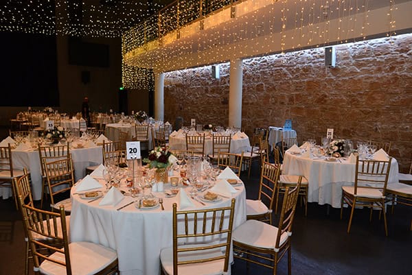 winter-wedding-nicosia-bordeaux-chrysanthemum-white-roses_24