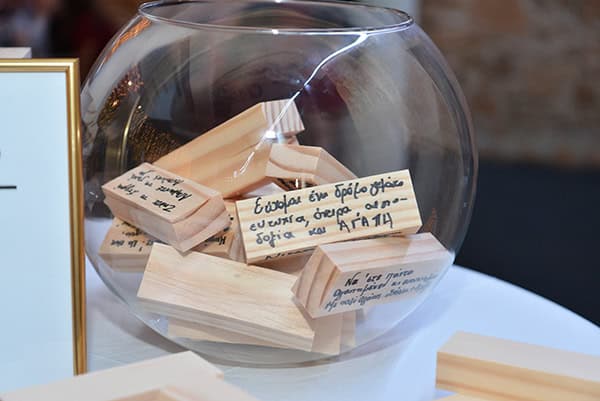 winter-wedding-nicosia-bordeaux-chrysanthemum-white-roses_25