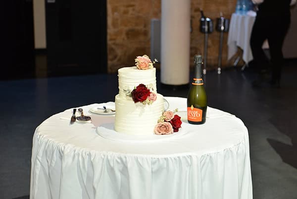 winter-wedding-nicosia-bordeaux-chrysanthemum-white-roses_28x