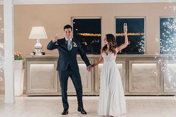 Όμορφος καλοκαιρινός γάμος στην Αθήνα με λευκά άνθη και πλούσια φύλλα ελιάς │ Jenny & Peter Όμορφος καλοκαιρινός γάμος στην Αθήνα με λευκά άνθη και πλούσια φύλλα ελιάς │ Jenny & Peter