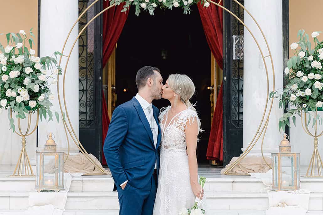 Όμορφος καλοκαιρινός γάμος στην Πάτρα με ρομαντικά λευκά λουλούδια | Ιωάννα & Διονύσης