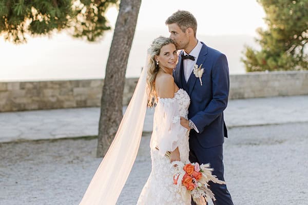 Μποέμ καλοκαιρινός γάμος στα Χανιά με λουλούδια σε έντονες πορτοκαλί αποχρώσεις και pampas grass │ Έλλη & Ορέστης