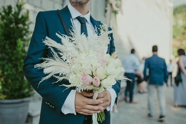 Μποέμ νυφικό μπουκέτο με τριαντάφυλλα και pampas grass
