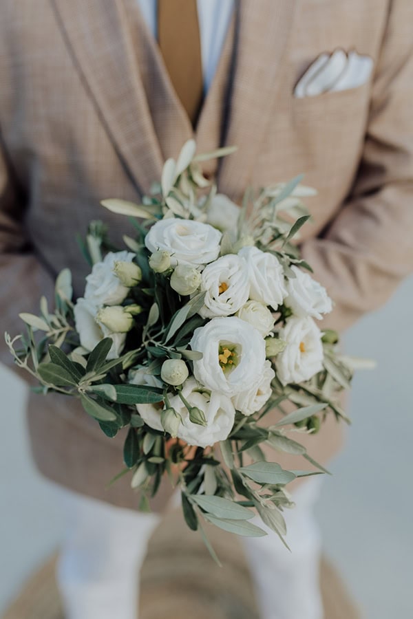 Όμορφο νυφικό μπουκέτο με λυσίανθο και φύλλα ελιάς
